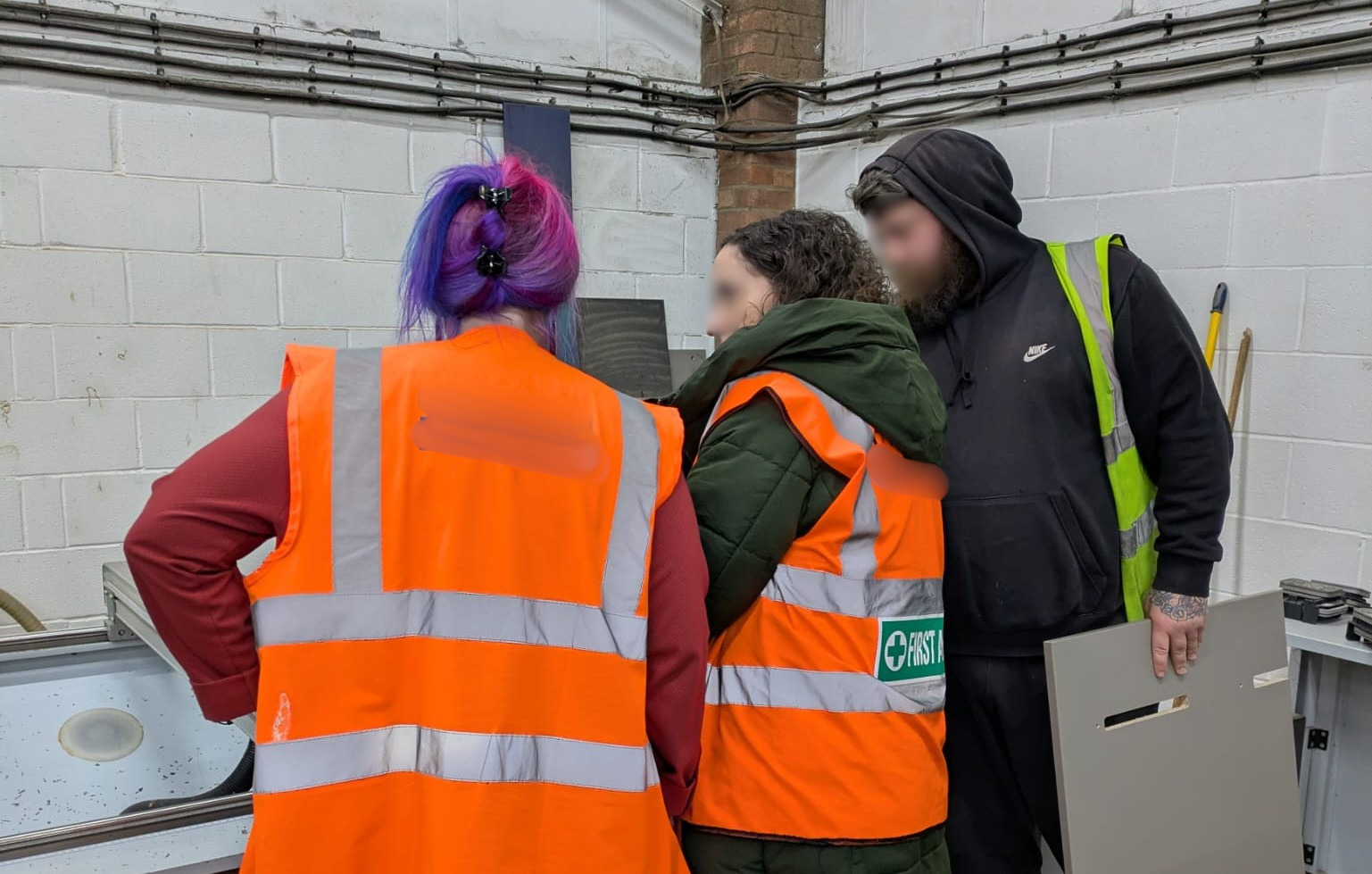 SHE Advises consultant talking with employees on site about safety culture